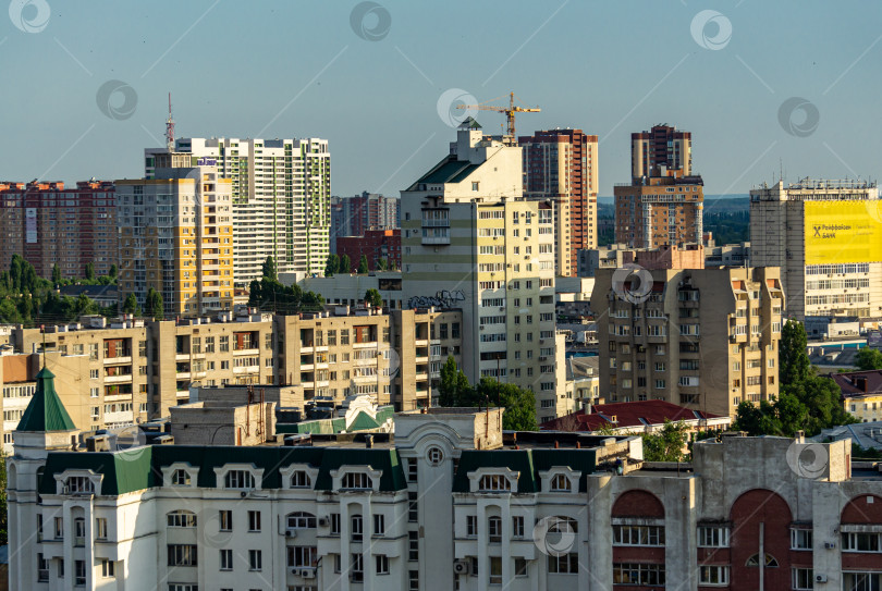Скачать Вид из окна небоскреба на город. Современные высотные здания на фоне голубого неба. фотосток Ozero