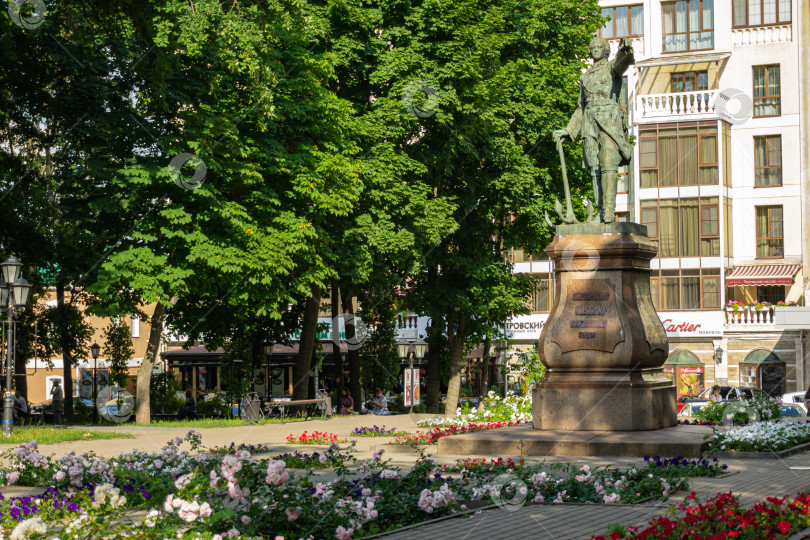 Скачать Памятник Петру I на Петровской площади Воронежа. Бронзовая скульптура Петра 1 на гранитном постаменте является неофициальным символом города Воронежа. фотосток Ozero