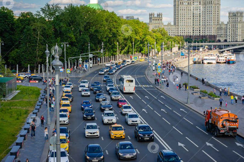 Скачать Крупный план. Движение автомобилей по Москворецкой набережной с высоты наплавного моста в парке "Зарядье". фотосток Ozero