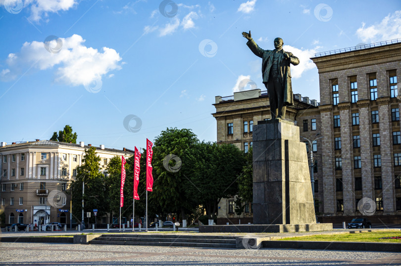 Скачать Памятник Ленину в полный рост на площади. Памятник установлен на гранитном постаменте. фотосток Ozero