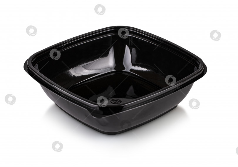 Скачать черная пластиковая одноразовая тарелка, выделенная на белом фоне фотосток Ozero