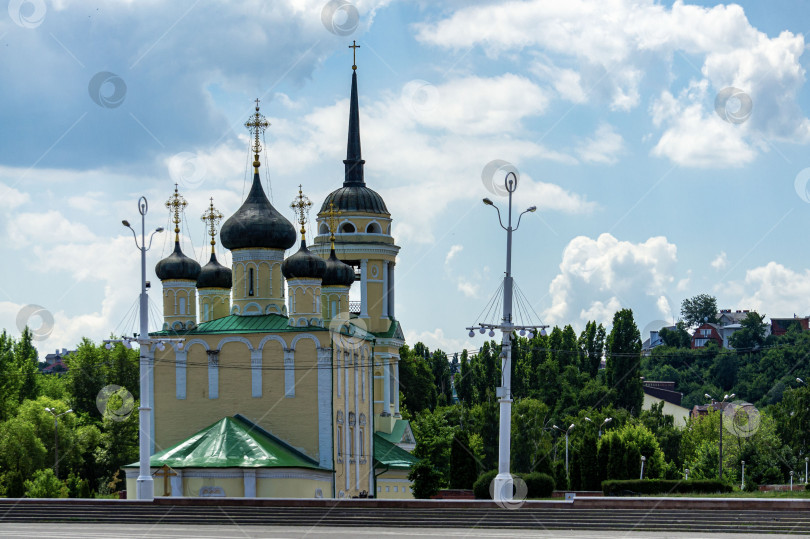 Скачать Успенская Адмиралтейская церковь - старейшая сохранившаяся церковь в Воронеже на фоне голубого неба с белыми облаками. Подходящее место для теста фотосток Ozero