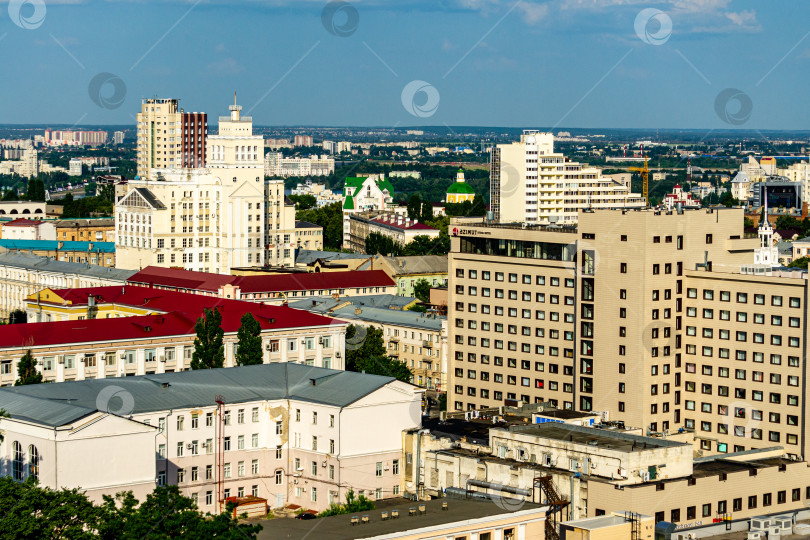 Скачать Современные высотные здания построены внутри старых городских кварталов, окруженных пятиэтажными жилыми зданиями. фотосток Ozero