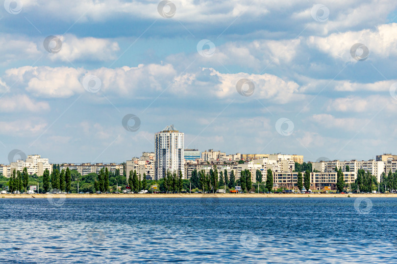 Скачать Современный городской пейзаж на противоположном берегу реки. Адмиралтейская площадь. Вид с Адмиралтейской набережной на современные здания, расположенные на противоположном берегу реки Воронеж. фотосток Ozero