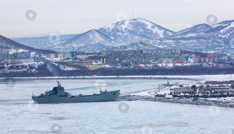 Скачать военно-транспортный корабль у берега зимой на полуострове Камчатка фотосток Ozero