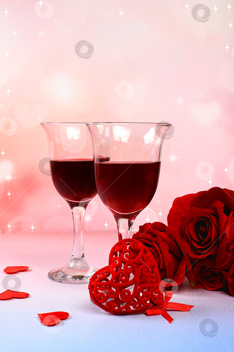 Скачать Поздравительная открытка ко Дню Святого Валентина или женскому дню, баннер, сердечки, розы и красное вино на розовом фоне. Поздравления с днем рождения, свадьбой или женским днем, фотосток Ozero