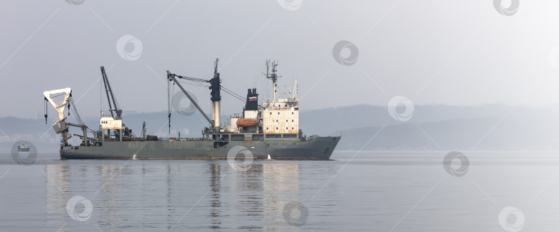 Скачать Рыболовецкий траулер в бухте на рейде Владивостока фотосток Ozero