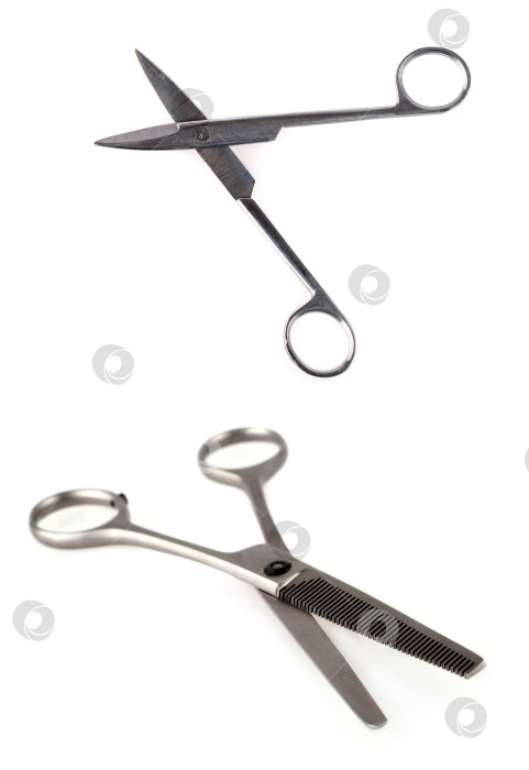 Скачать Профессиональные металлические ножницы для стрижки волос, выделенные на белом фоне. Избирательный фокус фотосток Ozero