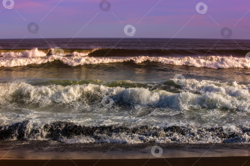 Скачать Волны в Тихом океане у берегов полуострова Камчатка на закате фотосток Ozero