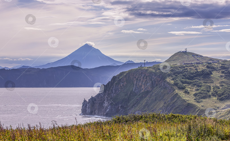 Скачать Вид на Авачинскую бухту и Вилючинский вулкан на полуострове Камчатка фотосток Ozero