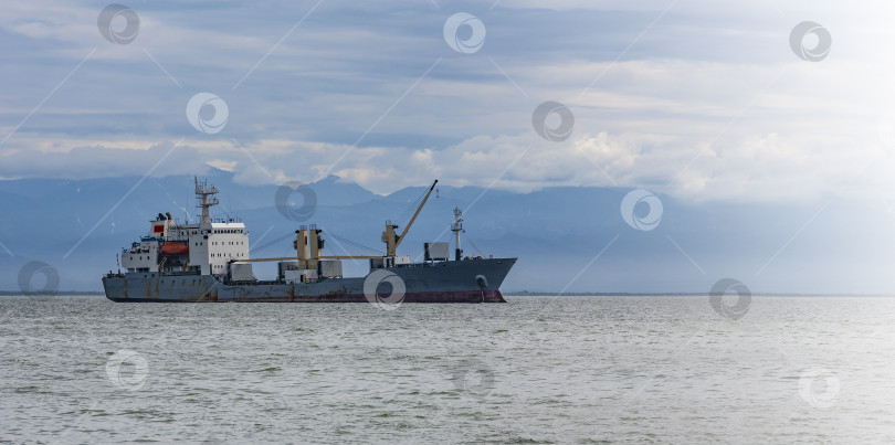 Скачать Плавание большого грузового контейнеровоза фотосток Ozero