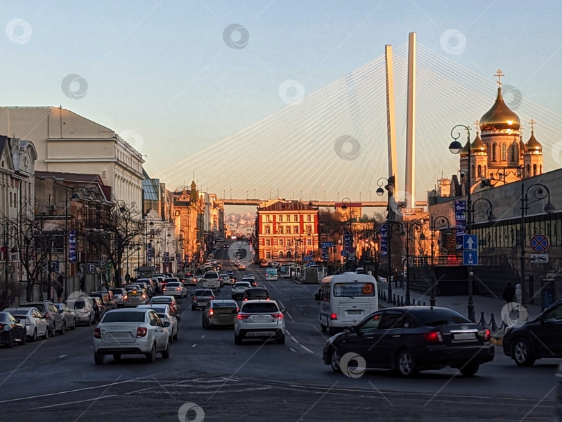 Скачать Движение машин по улице Светланской зимним вечером, январь 2024 года, Владивосток, Россия фотосток Ozero