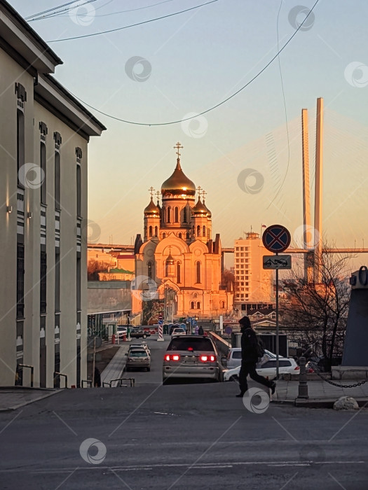 Скачать Городской пейзаж со Спасо-Преображенский кафедральный собором во Владивостоке в час заката фотосток Ozero