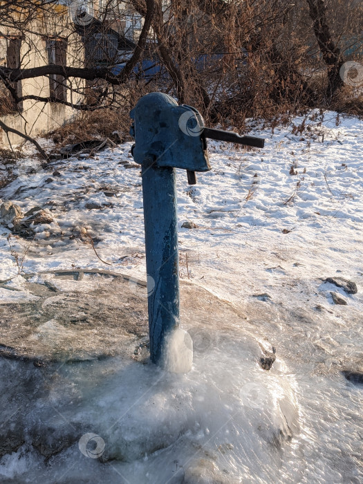 Скачать Обледеневшая городская водяная колонка фотосток Ozero