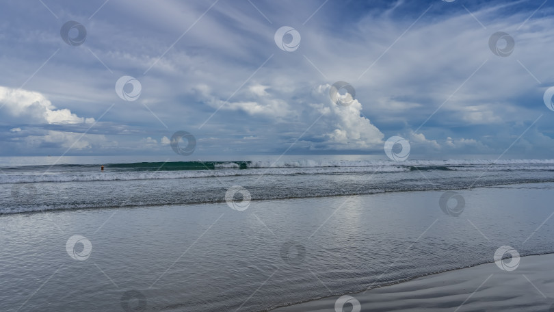 Скачать Прекрасный морской пейзаж. Волны бирюзового океана накатываются на берег фотосток Ozero