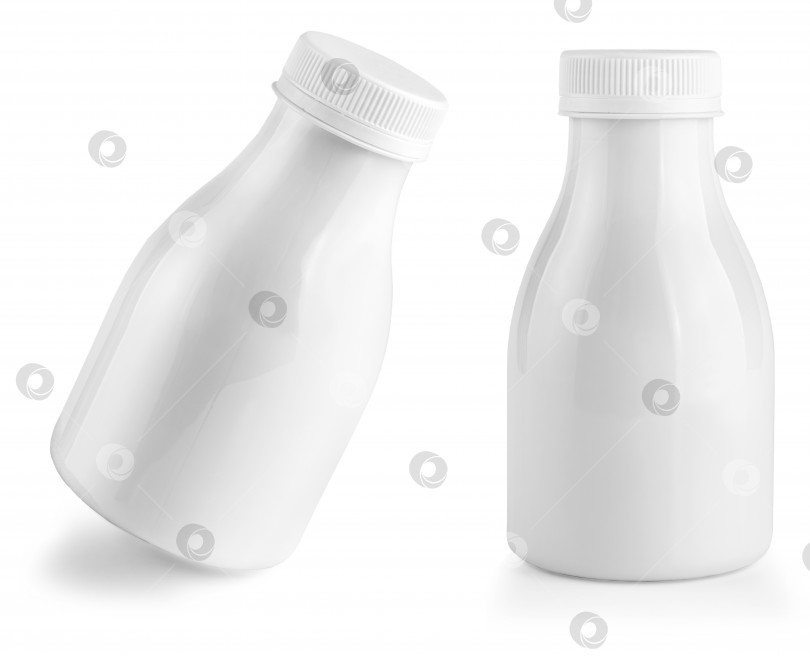 Скачать Набор бутылок из-под фруктового йогурта, выделенных на белом фоне фотосток Ozero