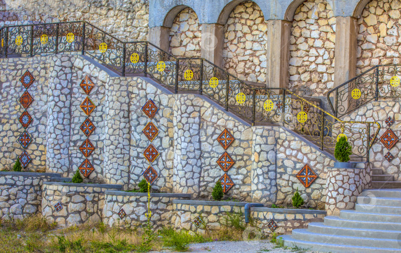 Скачать Красивая старинная лестница с крестами и перилами фотосток Ozero
