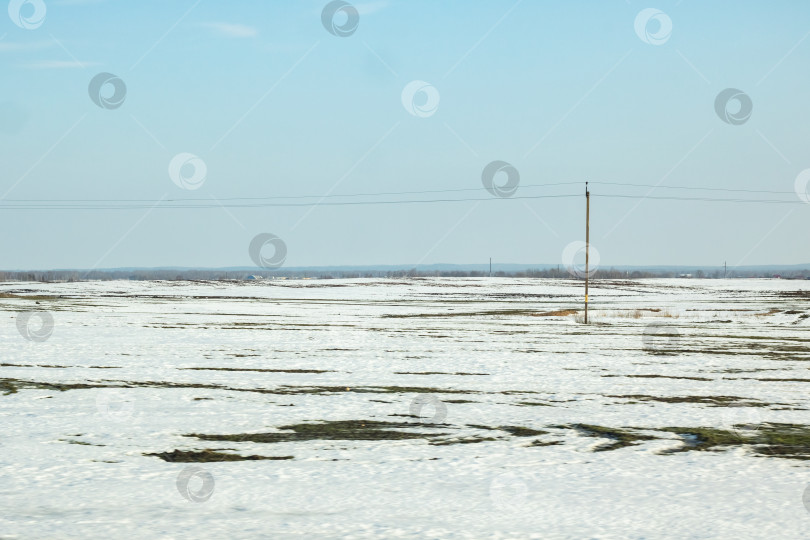 Скачать Зимний солнечный пейзаж, поле, лес и дома фотосток Ozero