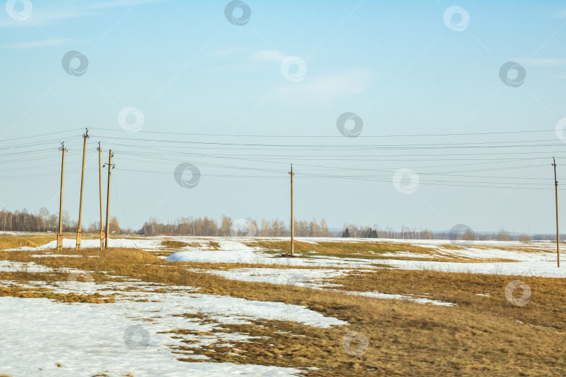 Скачать Зимний солнечный пейзаж, поле, лес и дома фотосток Ozero