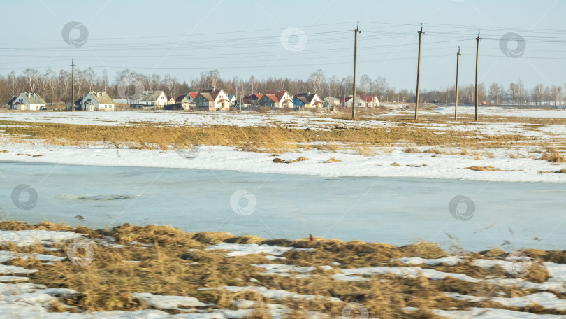 Скачать Зимний солнечный пейзаж, поле, лес и дома фотосток Ozero