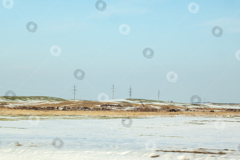 Скачать Зимний солнечный пейзаж, поле, лес и дома фотосток Ozero