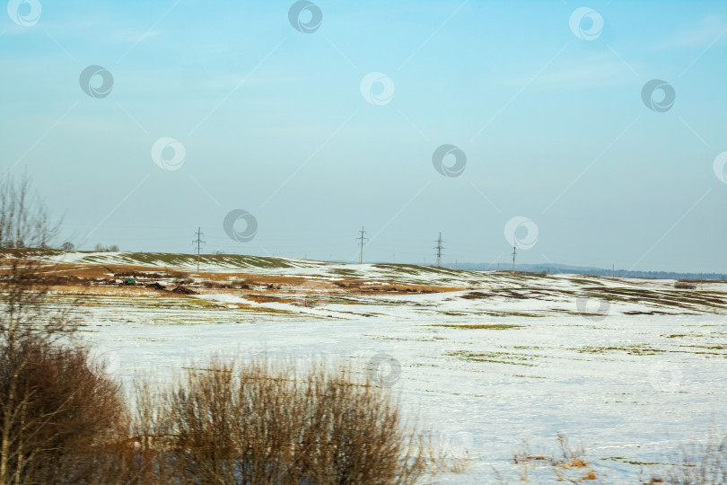 Скачать Зимний солнечный пейзаж, поле, лес и дома фотосток Ozero