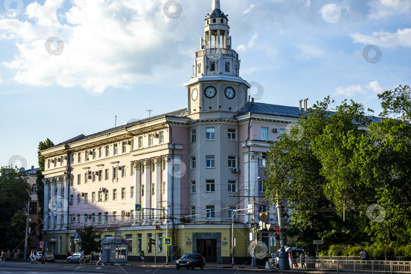 Скачать Фасад гостиницы "Воронеж", построенной в 1940 году. В центре с трех сторон расположена башня с часами. фотосток Ozero