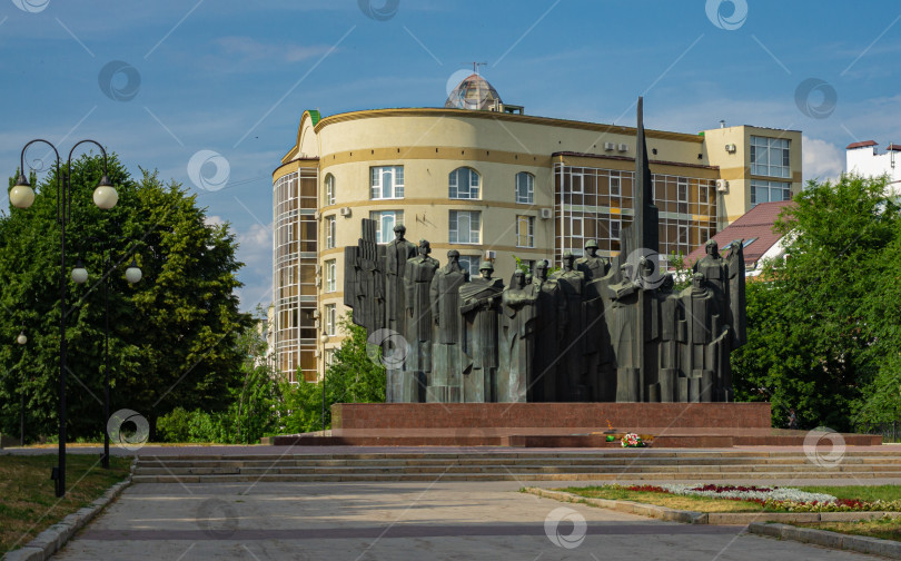 Скачать Площадь Победы и мемориальный комплекс с вечным огнем. Металлическая скульптурная композиция из 12 фигур установлена на постаменте из красного гранита. фотосток Ozero