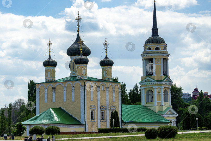 Скачать Успенская Адмиралтейская церковь - старейшая сохранившаяся церковь в Воронеже на фоне голубого неба с белыми облаками. фотосток Ozero