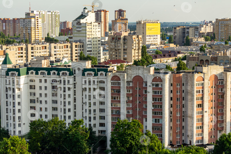 Скачать Вид из окна небоскреба на город. Современные высотные здания на фоне голубого неба. Городской пейзаж. фотосток Ozero