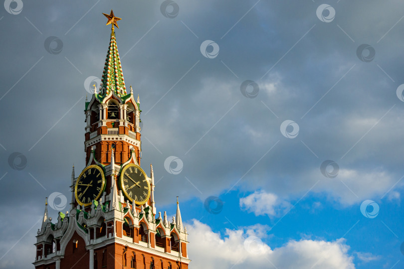 Скачать Рубиновая звезда и часы на Спасской башне Московского Кремля на Красной площади являются исторической достопримечательностью. фотосток Ozero