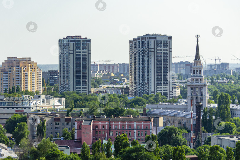 Скачать Вид на два современных высотных здания на фоне голубого неба. Справа крупным планом самая известная высотка - здание Юго-Восточной железной дороги фотосток Ozero