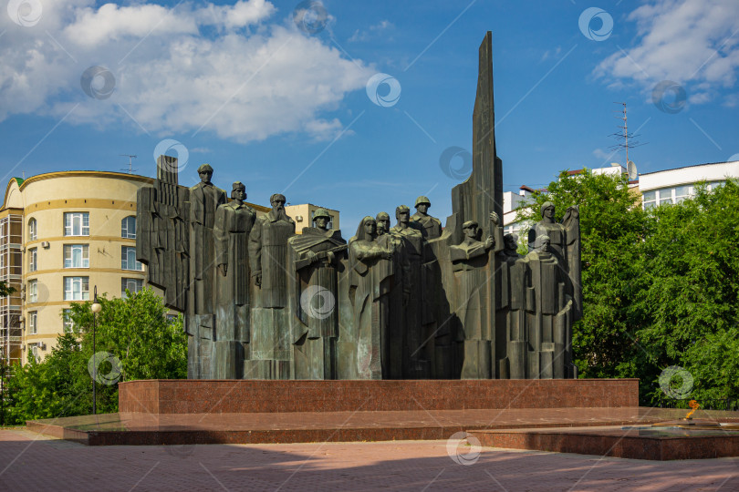 Скачать Площадь Победы и мемориальный комплекс с вечным огнем. Металлическая скульптурная композиция из 12 фигур установлена на постаменте из красного гранита. фотосток Ozero