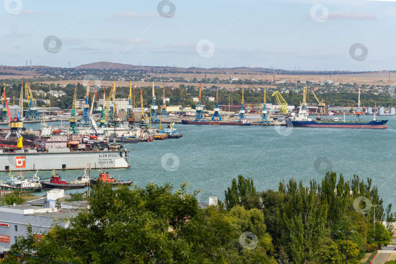 Скачать Керченский морской порт. Вид с горы Митридат. На переднем плане плавучий док. На заднем плане портовые краны во время разгрузки сухогрузов. фотосток Ozero