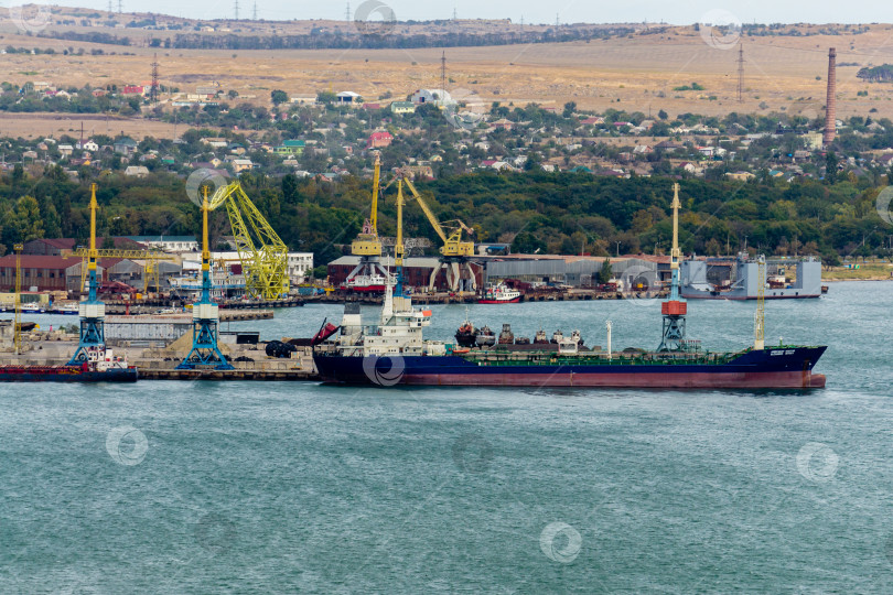 Скачать Керченский морской порт. Вид с горы Митридат. Крупный план.  На переднем плане плавучий док. На заднем плане портовые краны во время разгрузки сухогрузов. фотосток Ozero