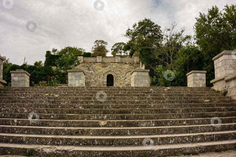 Скачать Большая Митридатова лестница в Керчи. Фрагмент ступеней каменной лестницы, ведущей на вершину горы Митридат. Ступени лестничных клеток и другие архитектурные формы выполнены из крымского известнякового камня. фотосток Ozero