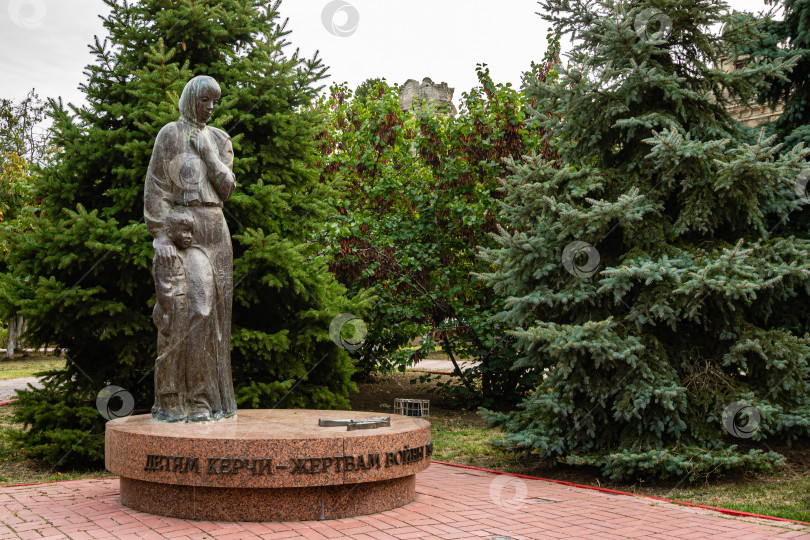 Скачать Памятник детям Керчи - жертвам Великой Отечественной войны. Мемориал расположен в центре города в парке перед зданием бывшей женской гимназии. фотосток Ozero