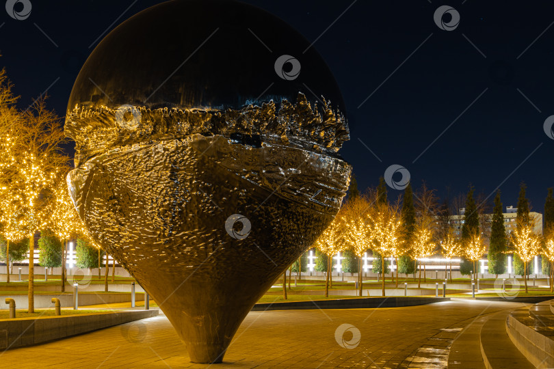 Скачать Иллюминация на Новый год и Рождество в золотом ночном свете в городском парке Краснодара или Галицком парке. Арт-объект, скульптура "Геолокация" или "Перевернутая капля". фотосток Ozero