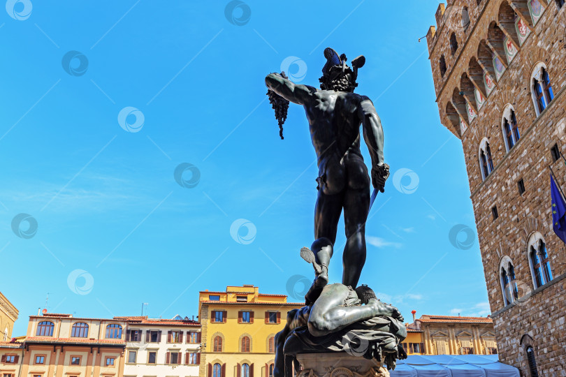 Скачать Бронзовая фигура Персея работы Бенвенуто Челлини с головой Медузы в итальянской лоджии Ланци во Флоренции фотосток Ozero