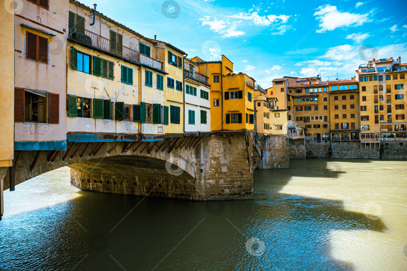 Скачать Золотой мост через реку Арно во Флоренции фотосток Ozero