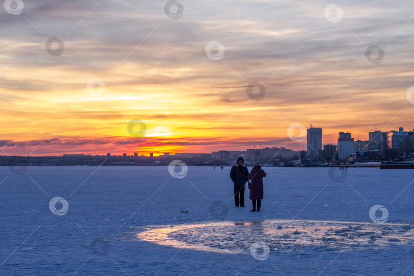 Скачать Зимняя набережная Саратова вечером. фотосток Ozero