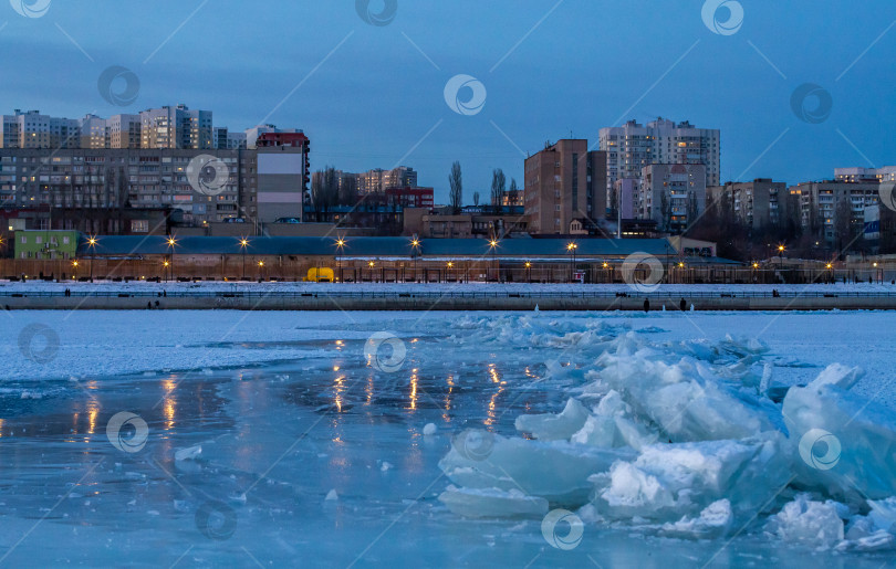 Скачать Ледяные торосы на фоне новостроек. фотосток Ozero