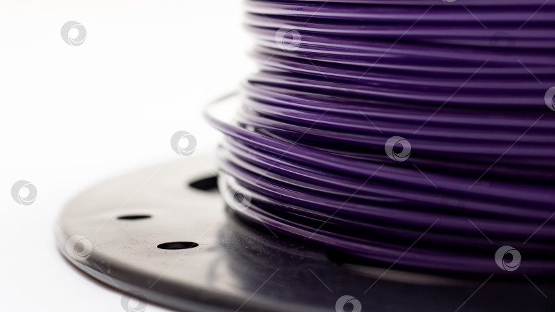 Скачать Катушка с фиолетовыми проводами на белом фоне фотосток Ozero