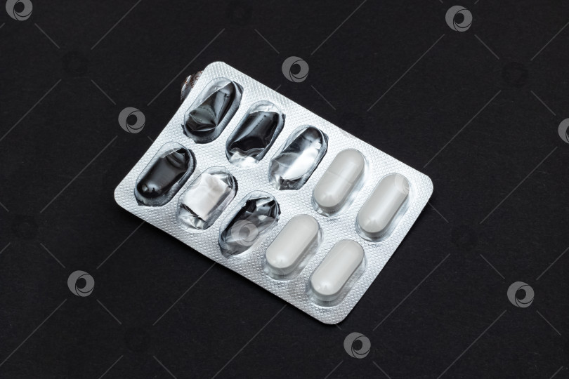 Скачать Упаковка таблеток на сером фоне крупным планом фотосток Ozero