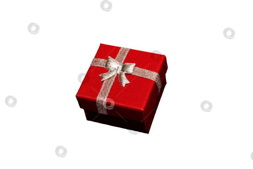 Скачать Красная коробка с подарком, выделенным на белом фоне фотосток Ozero