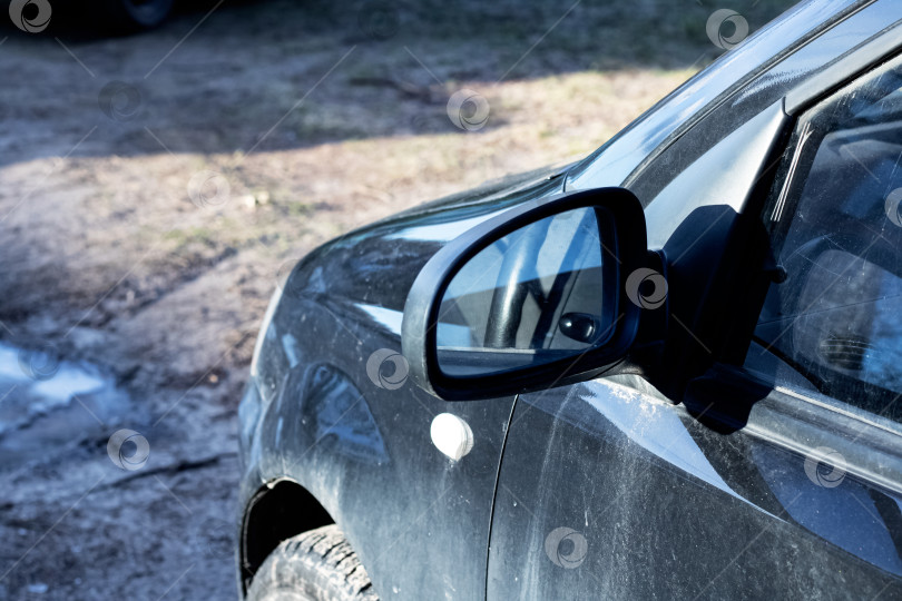 Скачать Боковое зеркало черного автомобиля крупным планом фотосток Ozero
