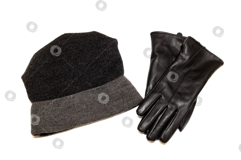 Скачать Черная шерстяная шапка и перчатки выделяются на белом фоне фотосток Ozero