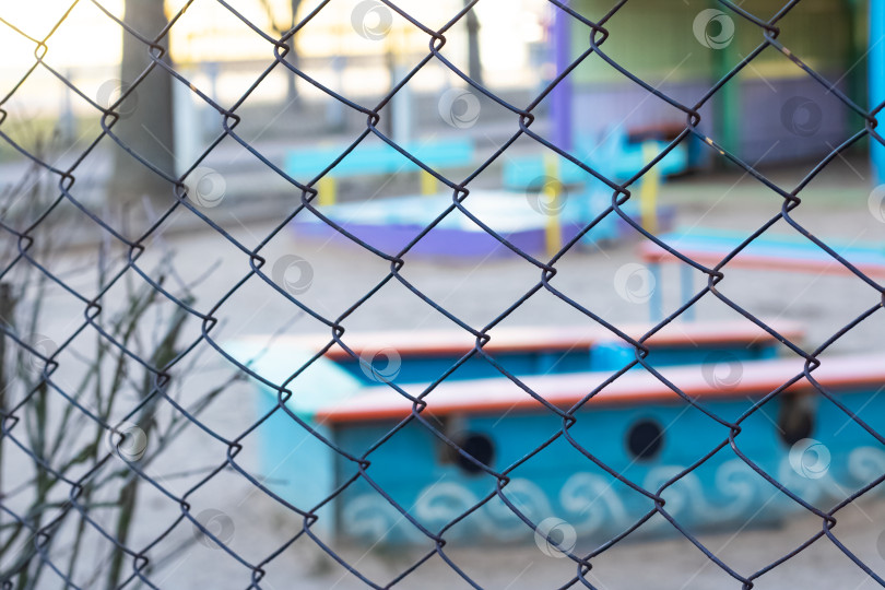 Скачать Площадка для игр за забором крупным планом фотосток Ozero