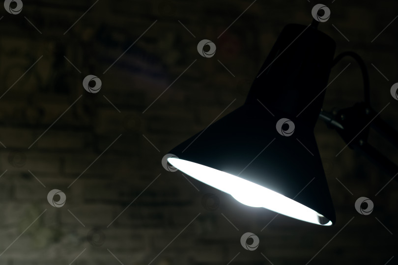 Скачать Свет черной настольной лампы в темноте фотосток Ozero