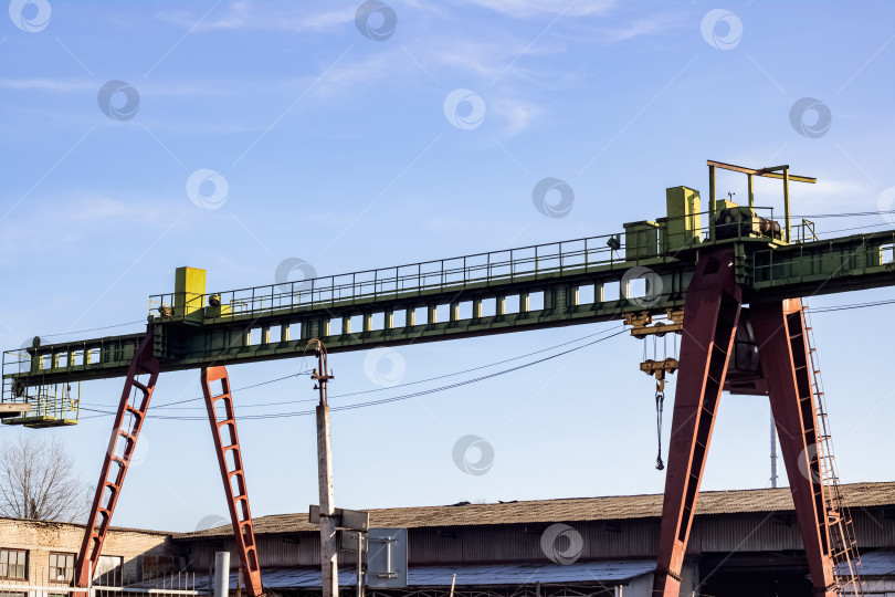 Скачать Железнодорожный портальный контейнерный кран на белом фоне фотосток Ozero